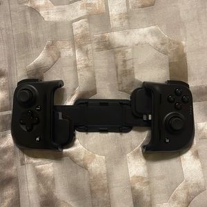 Razed Kishi Mobile Game Controller/ Gamepad for most iPhones – iPhone X, 11, 12